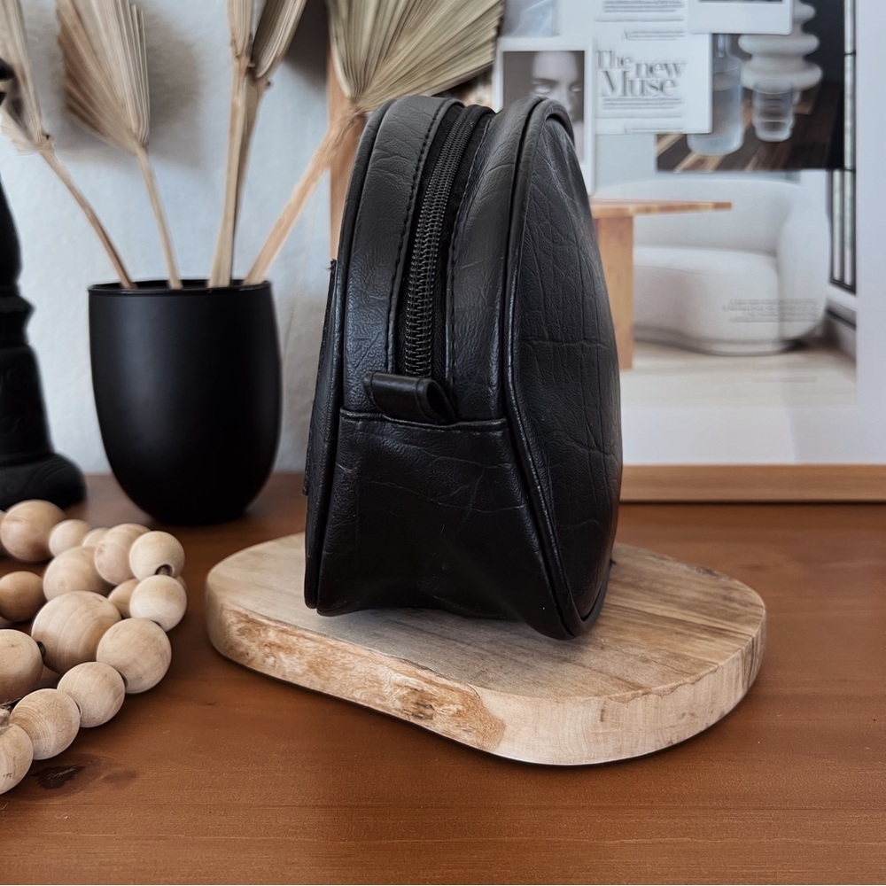 SOLD ❌ VINTAGE BLACK FAUX LEATHER MAKEUP BAG - Picture 2 of 9